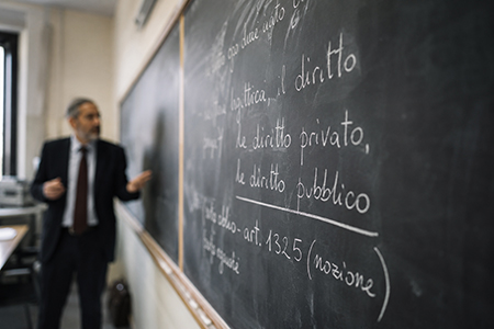 Rischio di incompatibilità quando il commercialista sale in cattedra